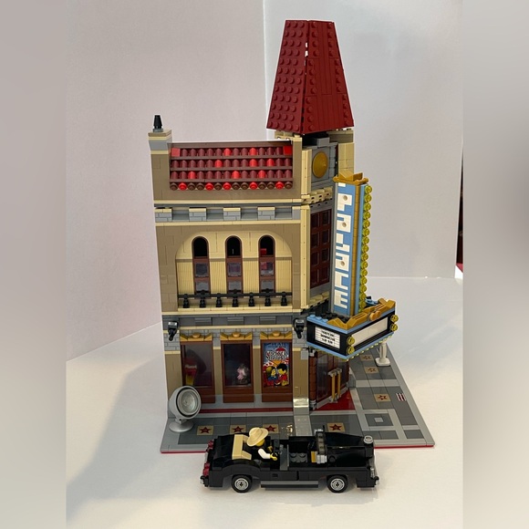 LEGO Creator Palace Cinema (10232) Modular Set with Black Limo *RETIRED* - Picture 6 of 16